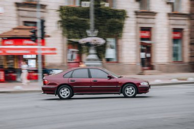 Ukrayna, Kyiv - 2 Haziran 2021: Kırmızı Honda Accord arabası yolda ilerliyor. Yazı