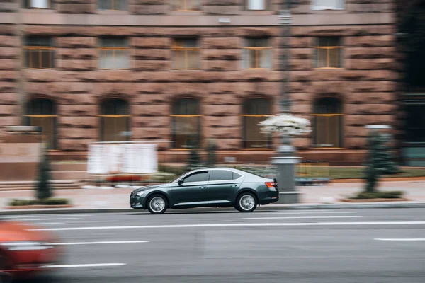 우크라 Kyiv 2021 Gray Skoda Superb Car Moving Street — 스톡 사진