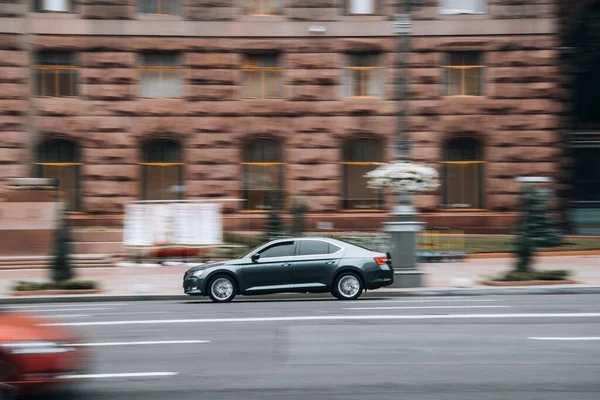 Ukrayna, Kyiv - 2 Haziran 2021: Gri Skoda Superb arabası sokakta hareket ediyor. Yazı