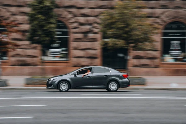 Ukrajina Kyjev Června 2021 Gray Toyota Avensis Auto Pohybující Ulici — Stock fotografie