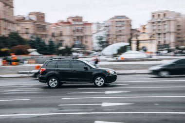 Ukrayna, Kyiv - 2 Haziran 2021: Siyah Subaru Forester arabası sokakta hareket ediyor. Yazı