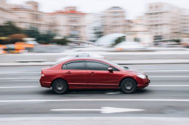 Ukrayna, Kyiv - 2 Haziran 2021: Kırmızı Honda Civic arabası sokakta ilerliyor. Yazı