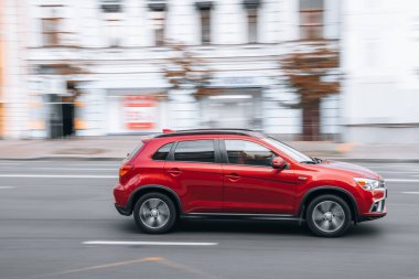 Ukrayna, Kyiv - 2 Haziran 2021: Kırmızı Mitsubishi ASX arabası yolda ilerliyor. Yazı