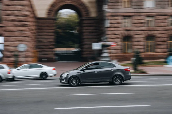 우크라 Kyiv 2021 Gray Kia Rio Car Moving Street — 스톡 사진