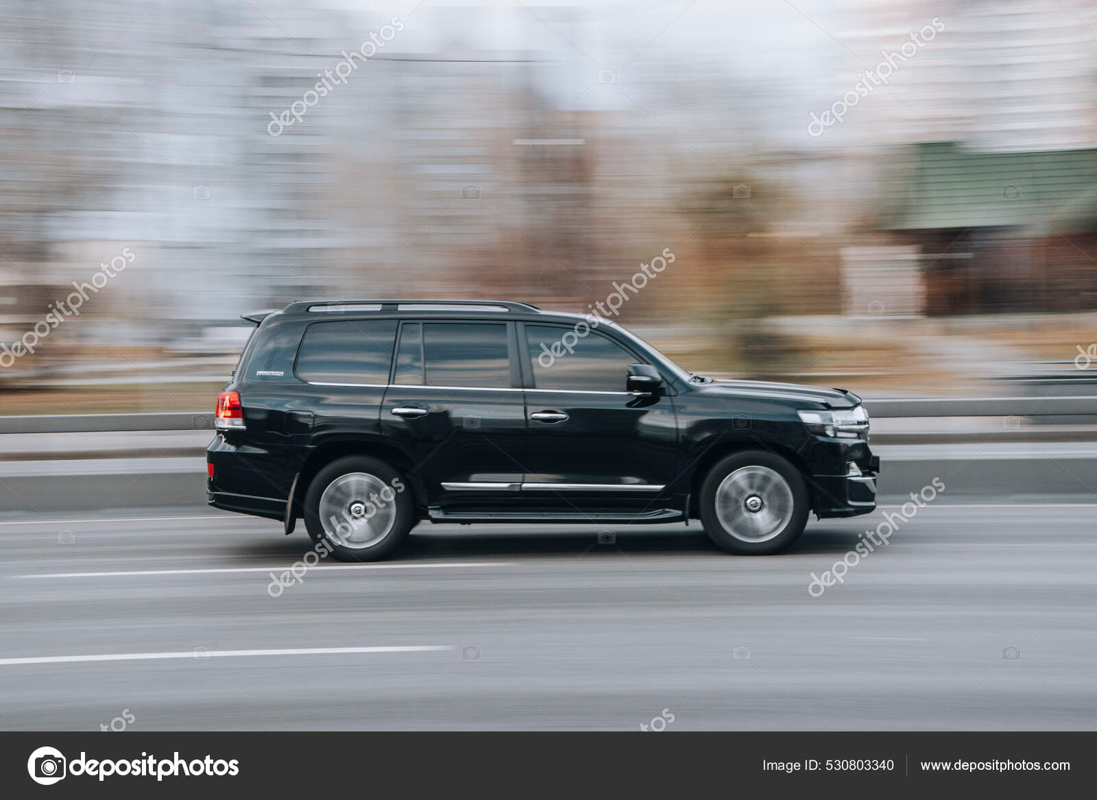 Ukraine Kiew November 2021 Schwarzer Toyota Land Cruiser Fährt Auf —  Redaktionelles Stockfoto © Yuriy_Vlasenko #530803340