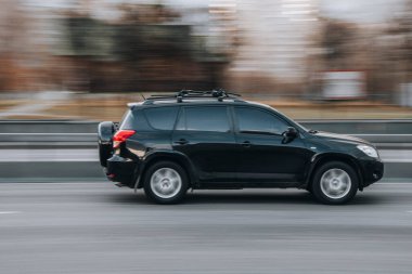 Ukrayna, Kyiv - 23 Kasım 2021: Siyah Toyota RAV 4 aracı yolda ilerliyor. Yazı