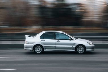 Ukrayna, Kyiv - 23 Kasım 2021: Gümüş Mitsubishi Lancer arabası yolda ilerliyor. Yazı