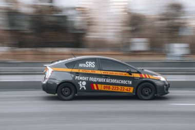 Ukrayna, Kyiv - 23 Kasım 2021: Siyah Subaru XV AutoSRS markalı araba sokakta hareket ediyor. Yazı