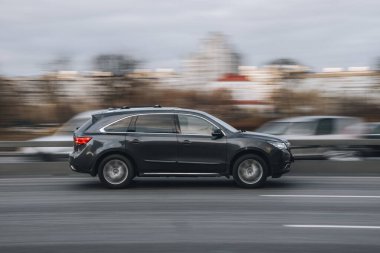 Ukrayna, Kyiv - 23 Kasım 2021: Siyah Acura MDX arabası sokakta hareket ediyor. Yazı