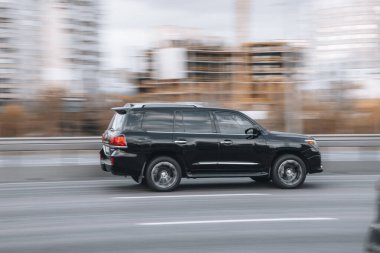 Ukrayna, Kyiv - 23 Kasım 2021: Siyah Lexus LX aracı yolda ilerliyor. Yazı