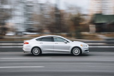 Ukrayna, Kyiv - 23 Kasım 2021: Silver Ford Fusion (Kuzey Amerika) arabası yolda ilerliyor. Yazı