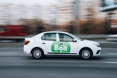 Ukrayna, Kyiv - 23 Kasım 2021: Beyaz Renault Logan arabası yolda ilerliyor. Yazı