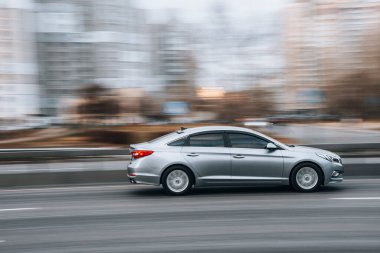 Ukrayna, Kyiv - 23 Kasım 2021: Silver Hyundai Sonata arabası yolda ilerliyor. Yazı