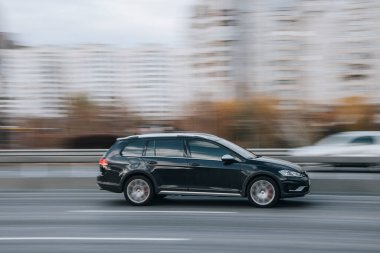 Ukrayna, Kyiv - 23 Kasım 2021: Siyah Chrysler Pacifica arabası sokakta hareket ediyor. Yazı