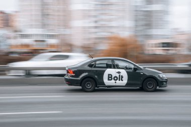 Ukrayna, Kyiv - 23 Kasım 2021: Siyah Volkswagen Polo Bolt arabası sokakta hareket ediyor. Yazı