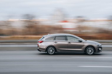 Ukrayna, Kyiv - 23 Kasım 2021: Gri Toyota HiAce arabası yolda ilerliyor. Yazı