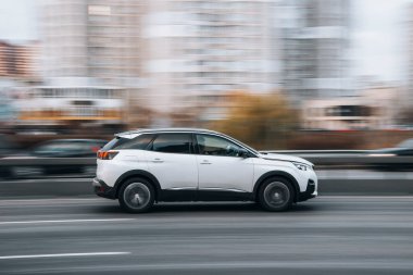 Ukrayna, Kyiv - 23 Kasım 2021: Beyaz Peugeot 3008 aracı yolda ilerliyor. Yazı