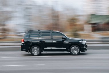 Ukrayna, Kyiv - 23 Kasım 2021: Siyah Toyota Land Cruiser arabası yolda ilerliyor. Yazı