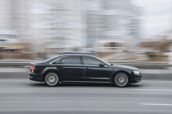 Ουκρανία Κίεβο Νοεμβρίου 2021 Μαύρο Audi Αυτοκίνητο Κινείται Στο Δρόμο — Φωτογραφία Αρχείου