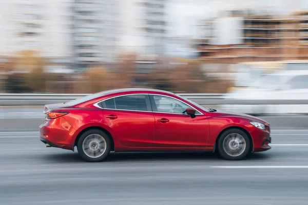 Ucrânia Kiev Novembro 2021 Carro Vermelho Mazda Movendo Rua Editorial — Fotografia de Stock