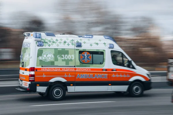 Ucrânia Kiev Novembro 2021 Ambulância Emergência Oberig Carro Movimento Rua — Fotografia de Stock