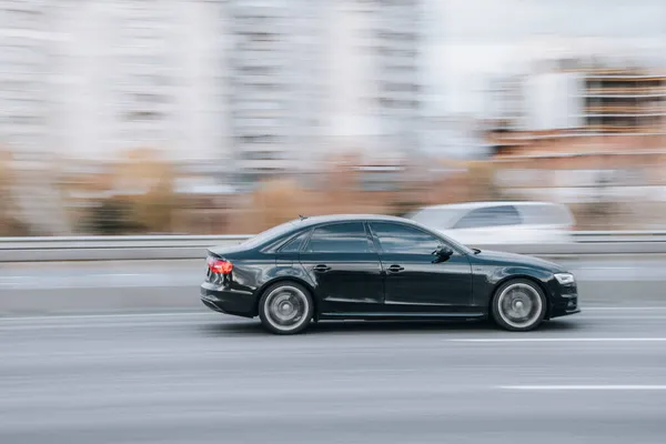 Ucrânia Kiev Novembro 2021 Carro Preto Audi Movimento Rua Editorial — Fotografia de Stock