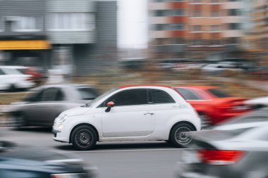 Ukrayna, Kyiv - 11 Kasım 2021: Beyaz akıllı Forfour arabası sokakta hareket ediyor. Yazı