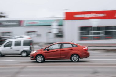 Ukrayna, Kyiv - 15 Ocak 2022: Kırmızı Ford Fiesta arabası sokakta hareket ediyor. Yazı