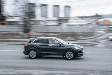Ukrayna, Kyiv - 15 Ocak 2022: Gri Infiniti QX50 aracı sokakta hareket ediyor. Yazı