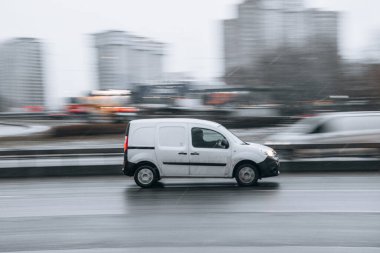 Ukrayna, Kyiv - 15 Ocak 2022: Silver Renault Kangoo aracı yolda ilerliyor. Yazı