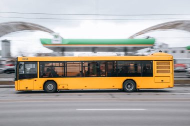 Ukrayna, Kyiv - 15 Ocak 2022: Sarı toplu taşıma aracı caddede ilerliyor. Yazı