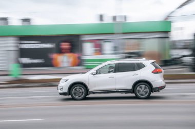 Ukrayna, Kyiv - 15 Ocak 2022: Beyaz Nissan X-Trail aracı yolda ilerliyor. Yazı