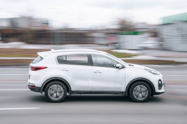 Ukrayna, Kyiv - 15 Ocak 2022: Beyaz KIA Spor Araba sokakta hareket ediyor. Yazı