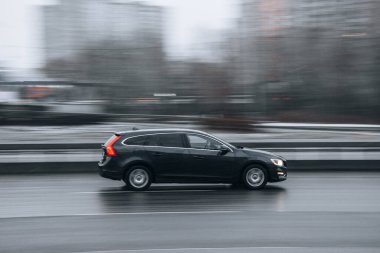 Ukrayna, Kyiv - 15 Ocak 2022: Siyah Volvo V60 aracı sokakta hareket ediyor. Yazı
