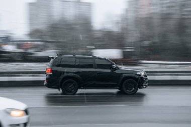 Ukrayna, Kyiv - 15 Ocak 2022: Siyah Toyota Land Cruiser arabası yolda ilerliyor. Yazı