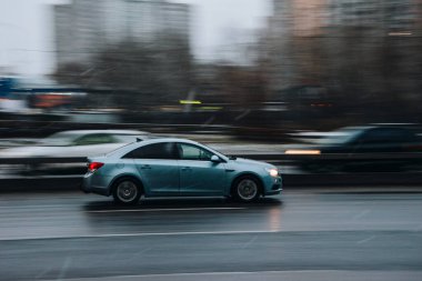Ukrayna, Kyiv - 15 Ocak 2022: Açık Mavi Chevrolet Cruze arabası yolda ilerliyor. Yazı
