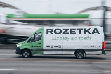 Ukrayna, Kyiv - 15 Ocak 2022: Beyaz Rozetka markalı araba sokakta hareket ediyor. Yazı