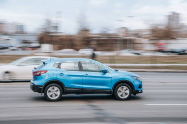 Ukrayna, Kyiv - 15 Ocak 2022: Mavi Nissan Qashqai arabası sokakta hareket ediyor. Yazı