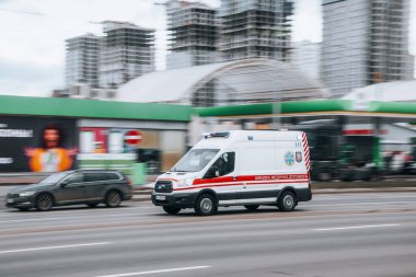 Ukrayna, Kyiv - 15 Ocak 2022: Caddede hareket eden gümüş renkli Ford ambulans. Yazı