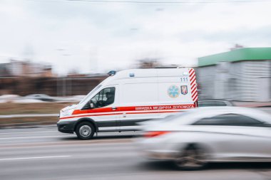 Ukrayna, Kyiv - 15 Ocak 2022: Caddede hareket eden gümüş renkli Ford ambulans. Yazı
