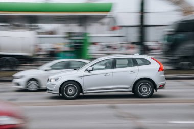 Ukrayna, Kyiv - 15 Ocak 2022: Beyaz Volvo XC60 aracı sokakta hareket ediyor. Yazı