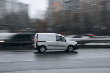 Ukrayna, Kyiv - 15 Ocak 2022: Silver Renault Kangoo aracı yolda ilerliyor. Yazı
