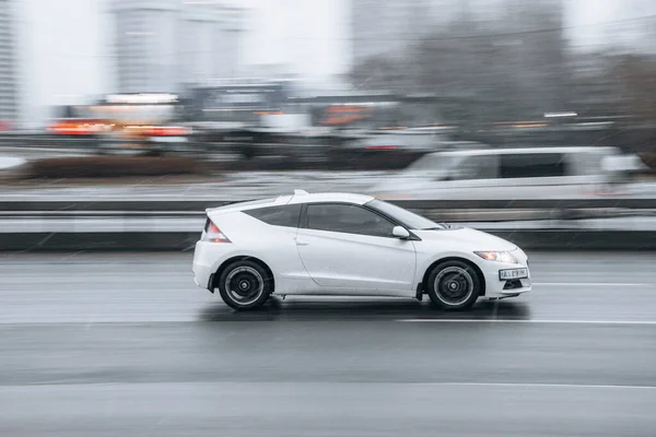 Ουκρανία Κίεβο Ιανουαρίου 2022 Λευκό Ford Αυτοκίνητο Κινείται Στο Δρόμο — Φωτογραφία Αρχείου