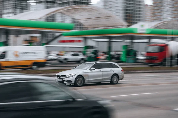 Ukraine Kiew Januar 2022 Ein Weißer Mercedes Benz Klasse Fährt — Stockfoto