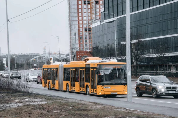 乌克兰基辅 2022年1月15日 黄色公交车辆在街上行驶 — 图库照片