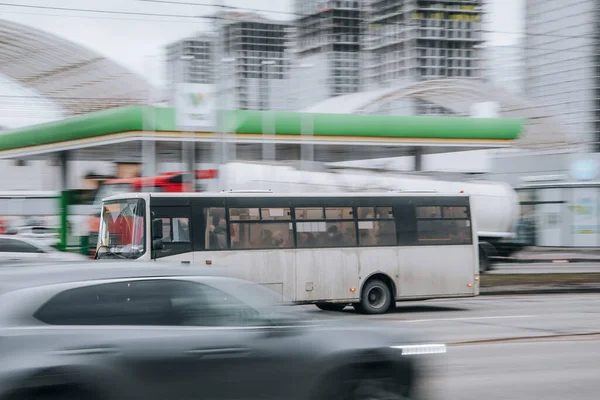 Ukraine Kiew Januar 2022 Ein Weißer Linienbus Fährt Auf Der — Stockfoto