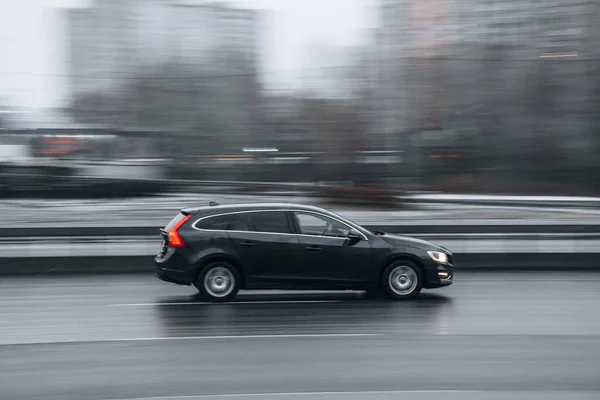 Украина Киев Января 2022 Автомобиль Black Volvo V60 Движется Улице — стоковое фото