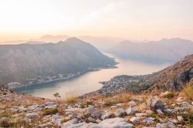 Karadağ 'ın Kotor kentindeki dağlardan Prcanj ve Dobrota manzarası