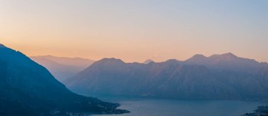 Kotor Kalesi 'nden Boka Kotorska manzaralı gün batımı