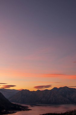 Turuncu gün batımında Boka Kotorska Koyu